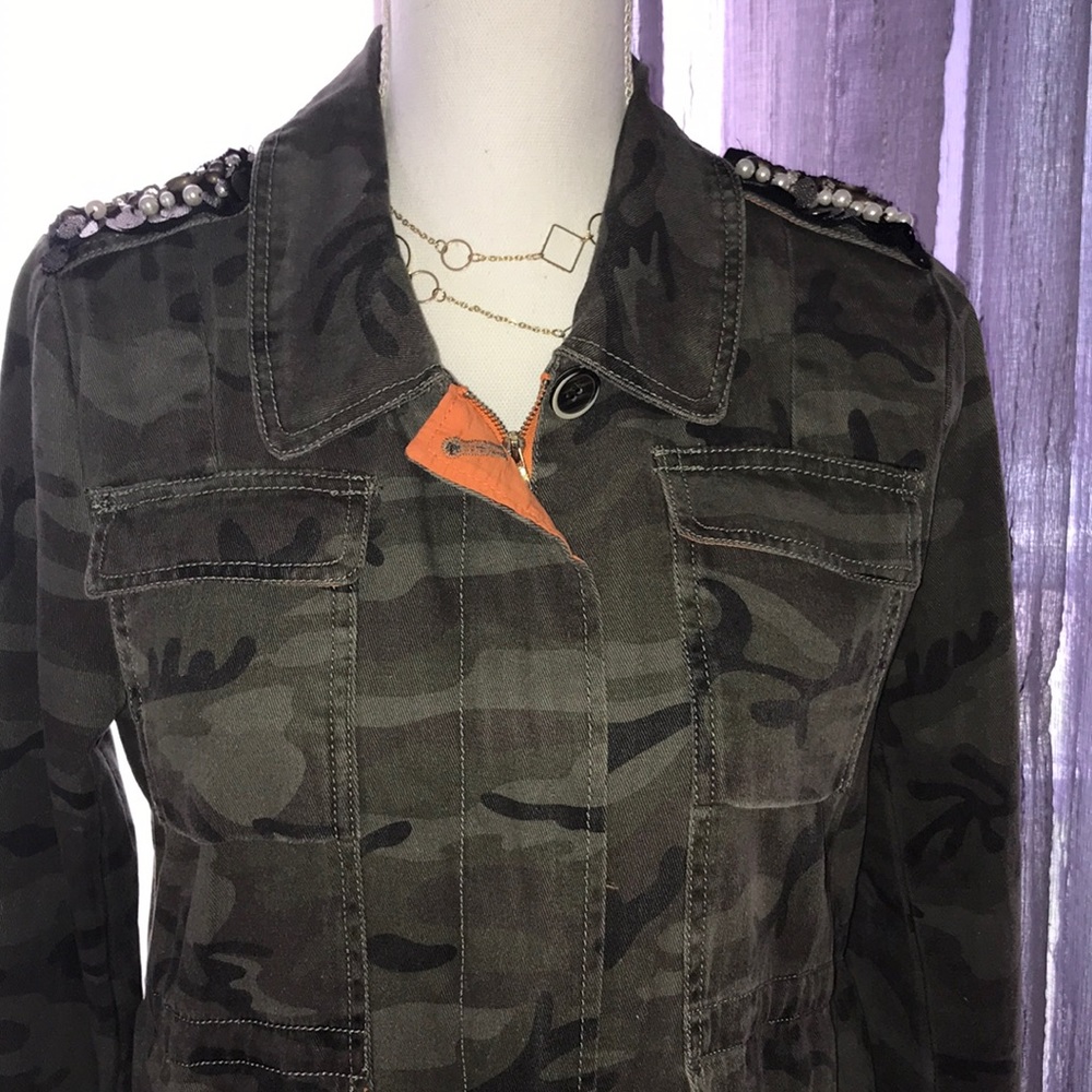 “Forever 21” Lightweight camouflage zip up jacket
